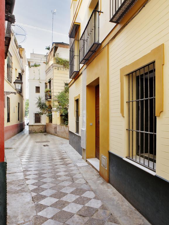Apartamentos Mariscal Sevilla Bagian luar foto