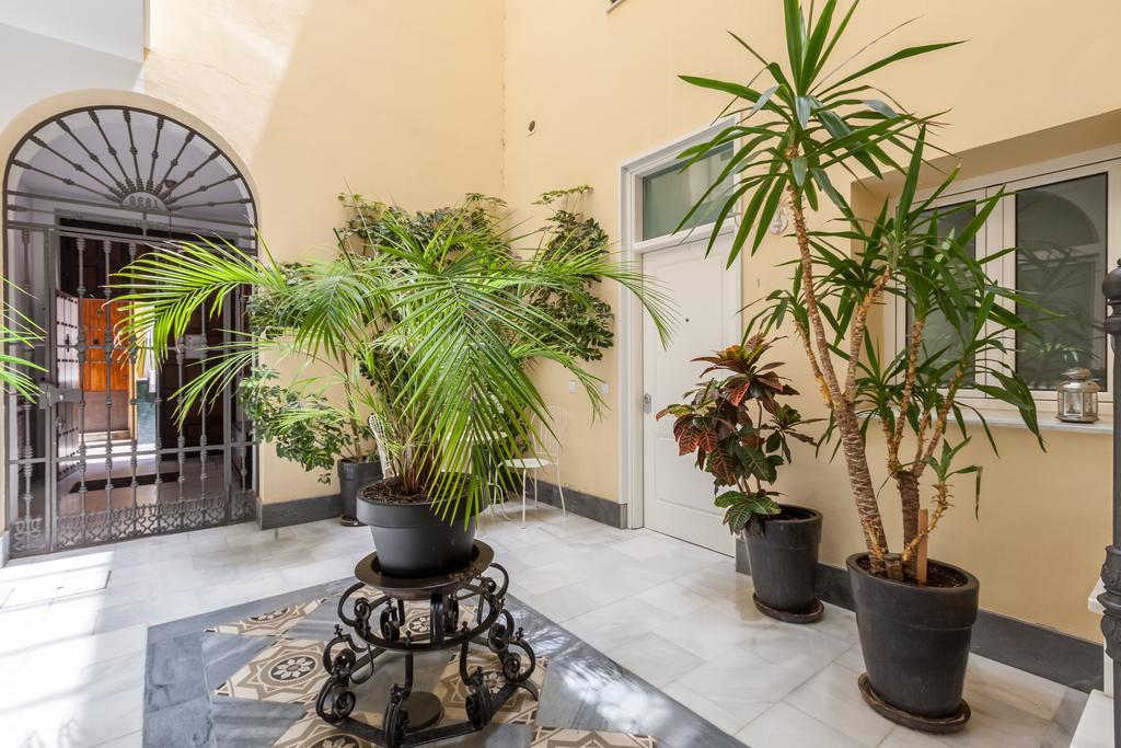 Apartamentos Mariscal Sevilla Bagian luar foto