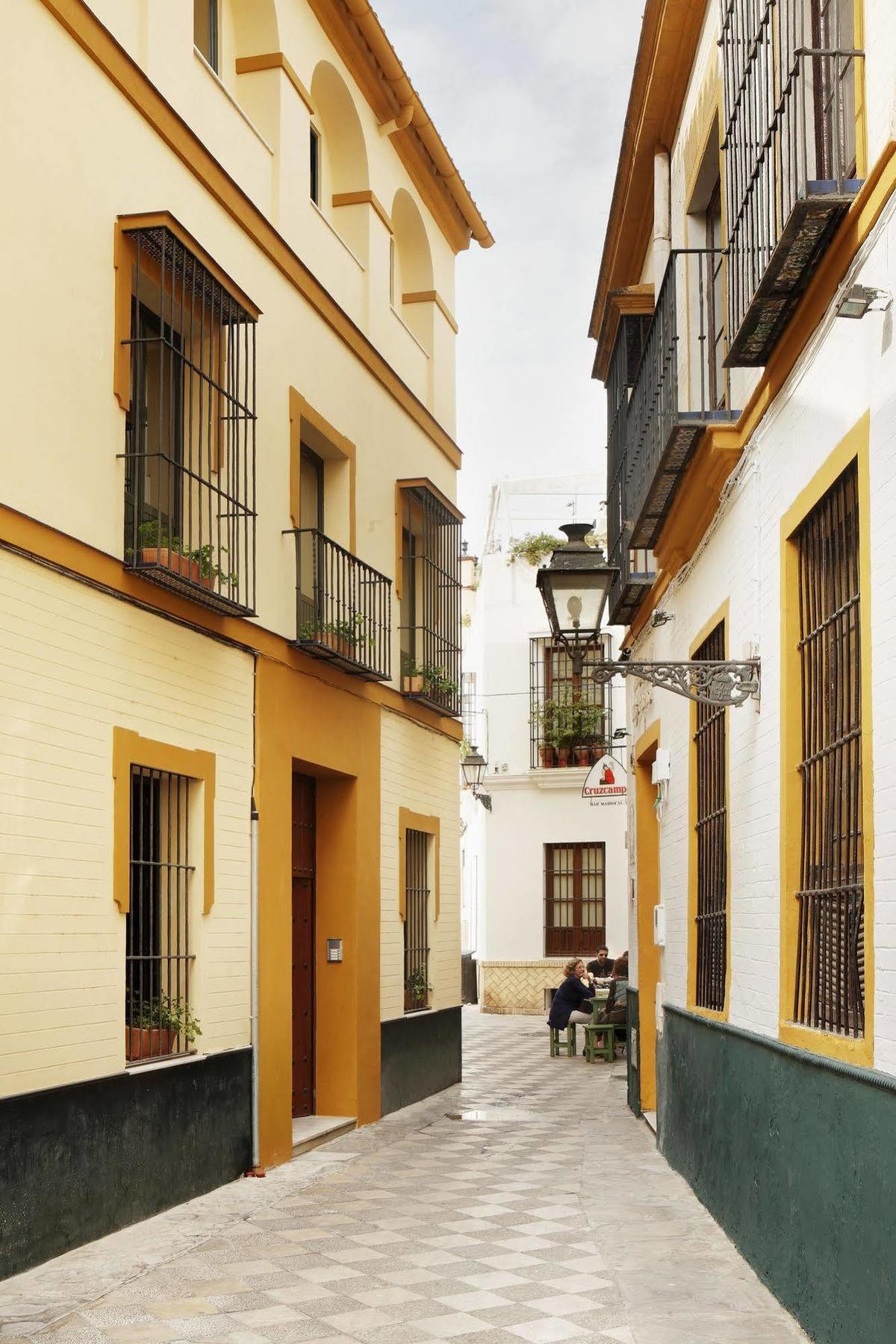 Apartamentos Mariscal Sevilla Bagian luar foto