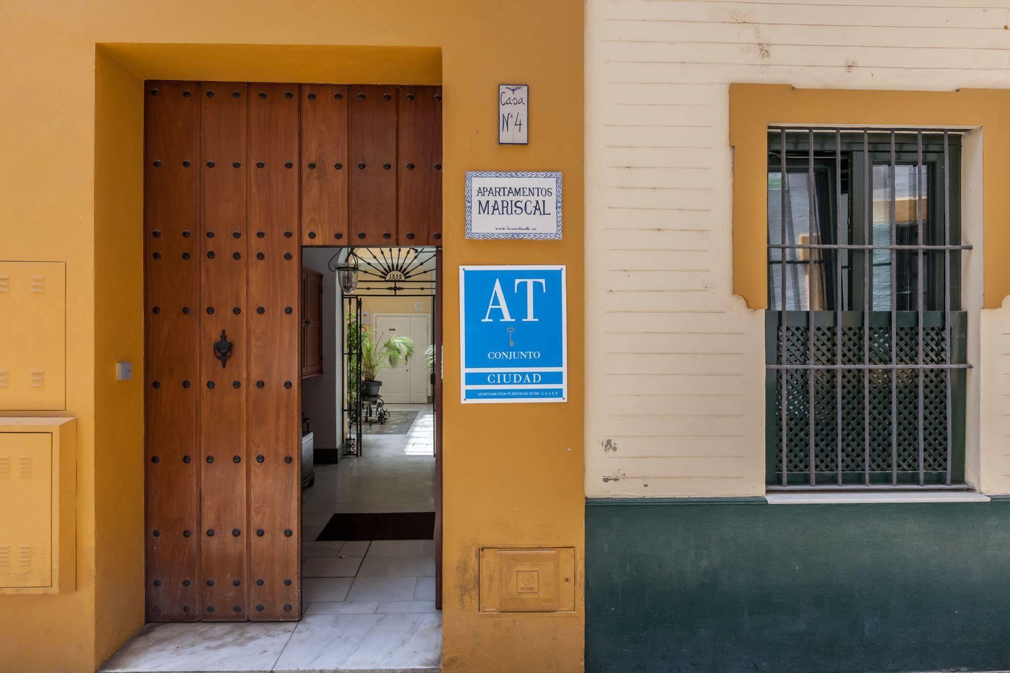 Apartamentos Mariscal Sevilla Bagian luar foto