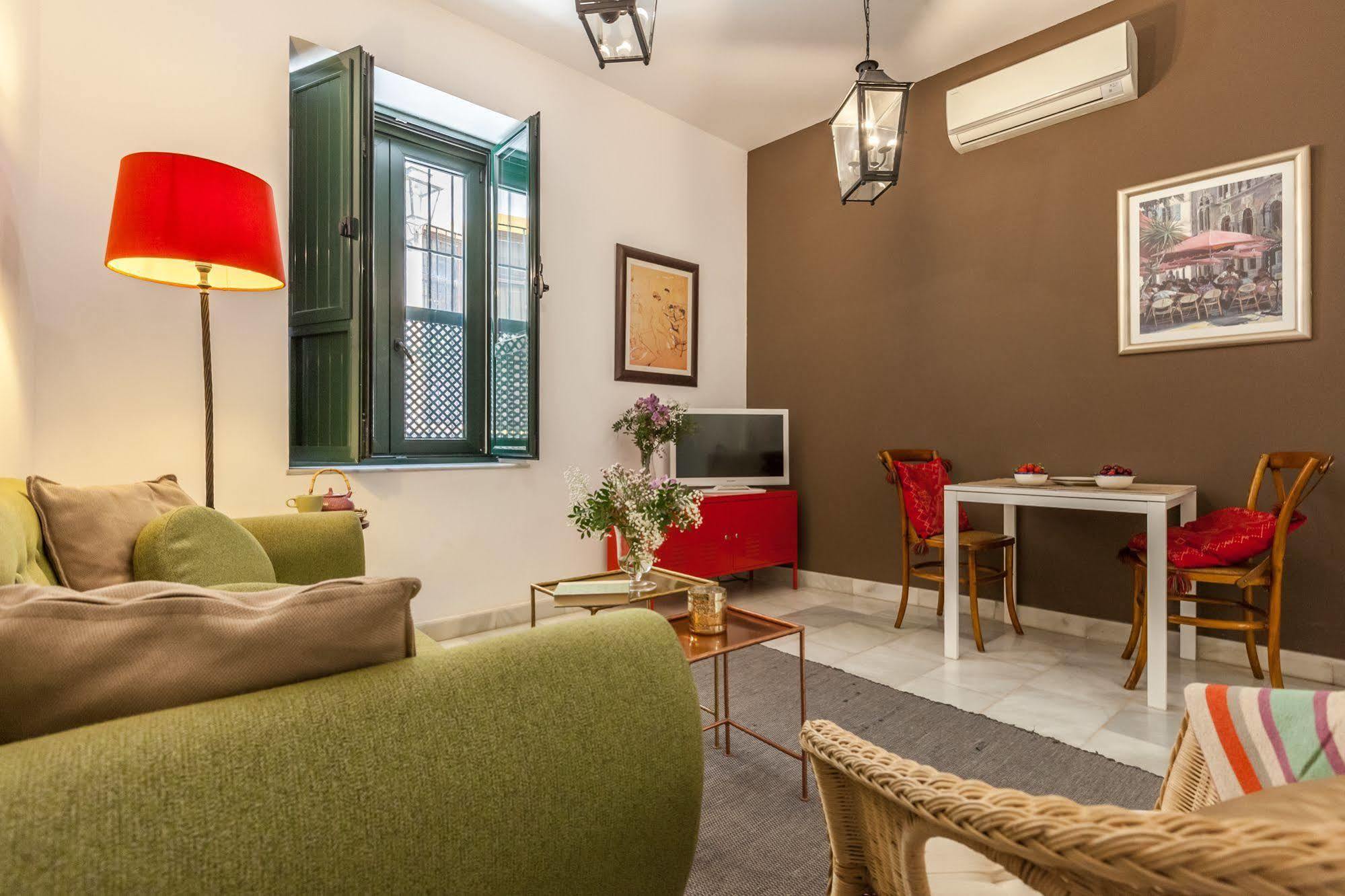 Apartamentos Mariscal Sevilla Bagian luar foto