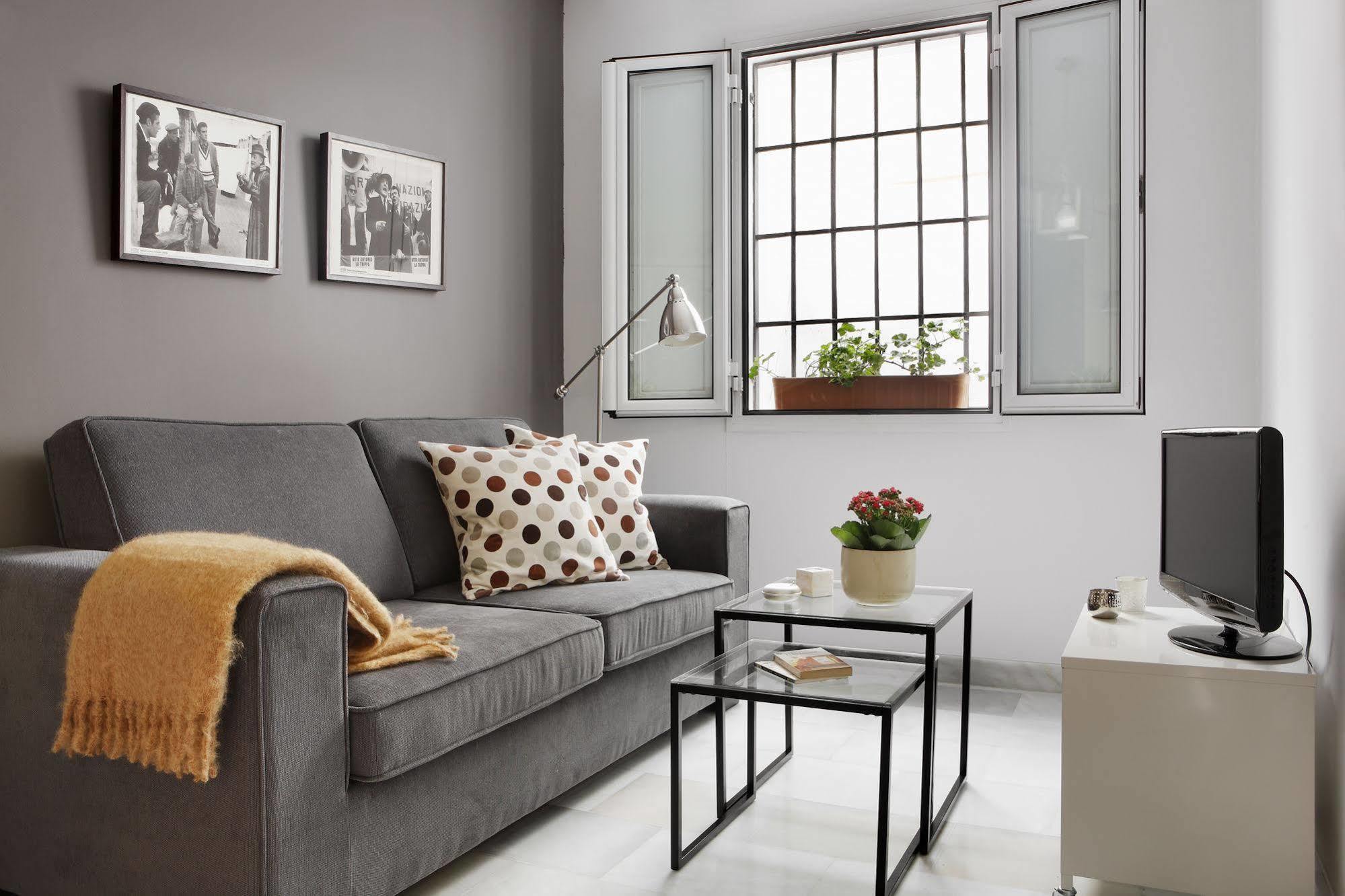 Apartamentos Mariscal Sevilla Bagian luar foto