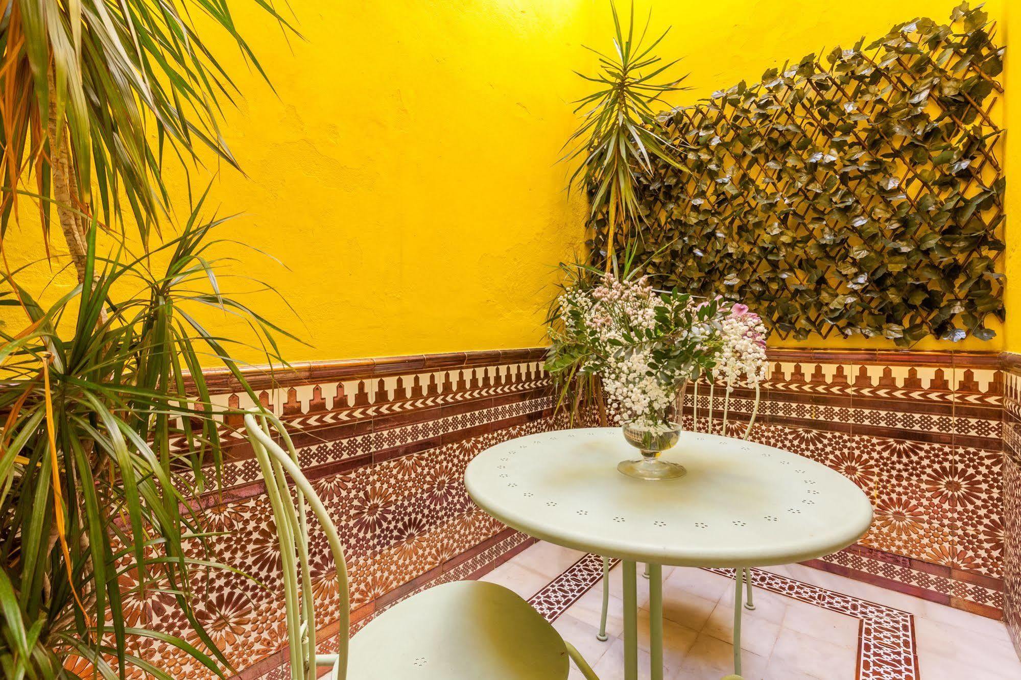 Apartamentos Mariscal Sevilla Bagian luar foto
