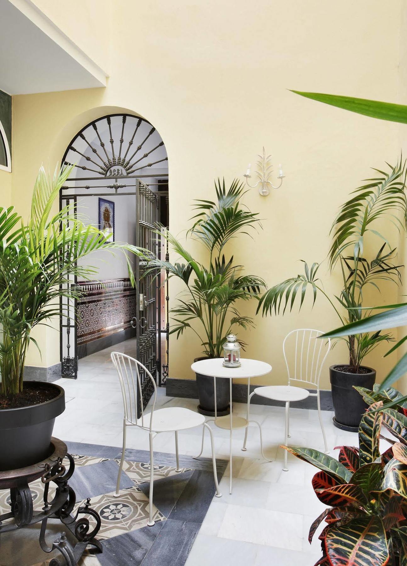 Apartamentos Mariscal Sevilla Bagian luar foto