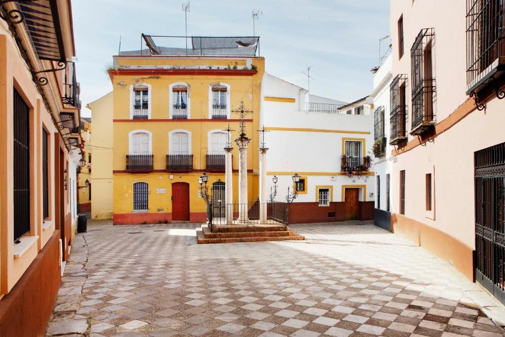 Apartamentos Mariscal Sevilla Bagian luar foto